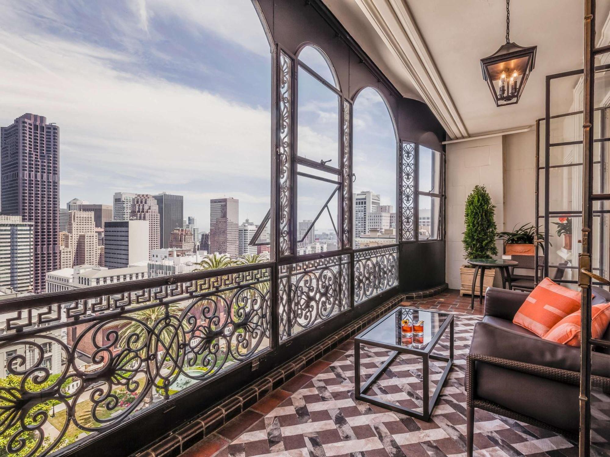 Fairmont San Francisco Hotel Exterior foto A view of the balcony of a suite at the St. Regis San Francisco